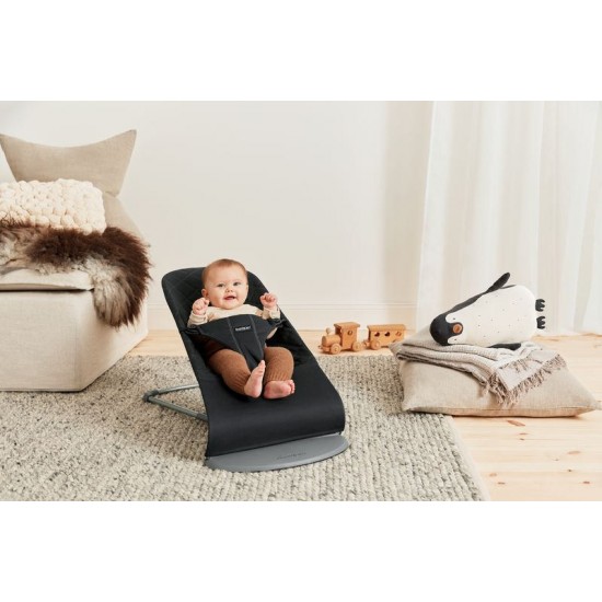 Balansoar bebelusi Bliss BabyBjorn Black din tesatura matlasata cu aspect clasic