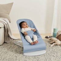 Balansoar bebelusi Bliss BabyBjorn Blue cu aspect delicat de petala, tesatura matlasata