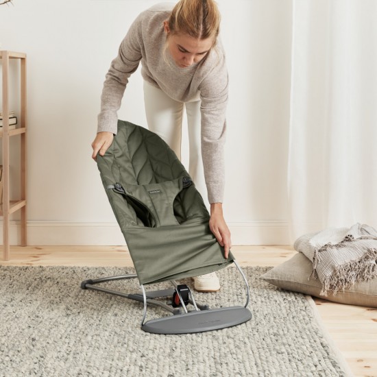 Balansoar bebelusi Bliss BabyBjorn Dark Green cu aspect delicat de petala, tesatura matlasata