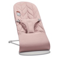 Balansoar Bliss Dusty Pink BabyBjorn cu aspect delicat de petala si tesatura matlasata