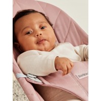 Balansoar Bliss Dusty Pink BabyBjorn cu aspect delicat de petala si tesatura matlasata