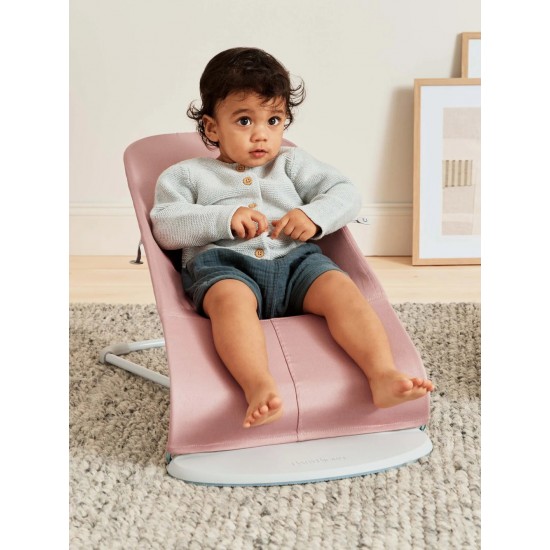 Balansoar Bliss Dusty Pink BabyBjorn cu aspect delicat de petala si tesatura matlasata