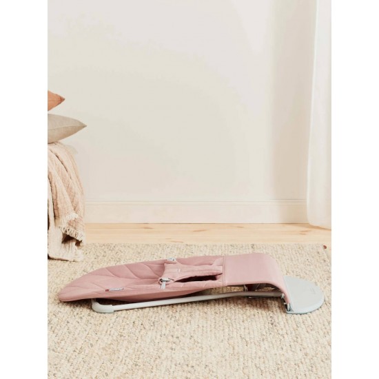 Balansoar Bliss Dusty Pink BabyBjorn cu aspect delicat de petala si tesatura matlasata