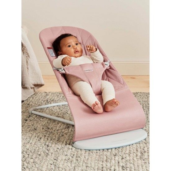 Balansoar Bliss Dusty Pink BabyBjorn cu aspect delicat de petala si tesatura matlasata