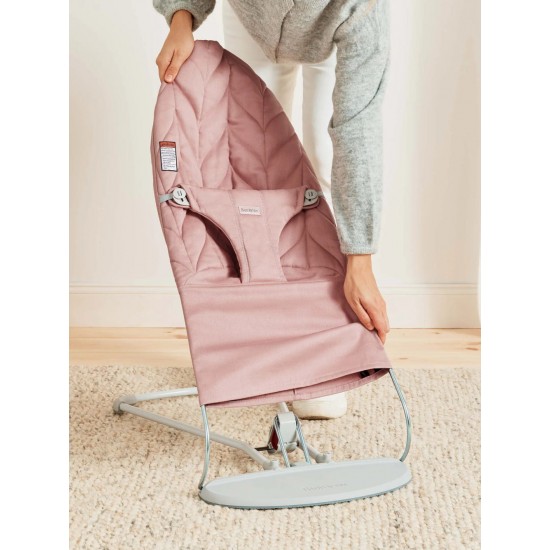 Balansoar Bliss Dusty Pink BabyBjorn cu aspect delicat de petala si tesatura matlasata