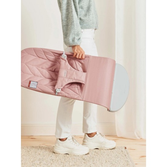 Balansoar Bliss Dusty Pink BabyBjorn cu aspect delicat de petala si tesatura matlasata