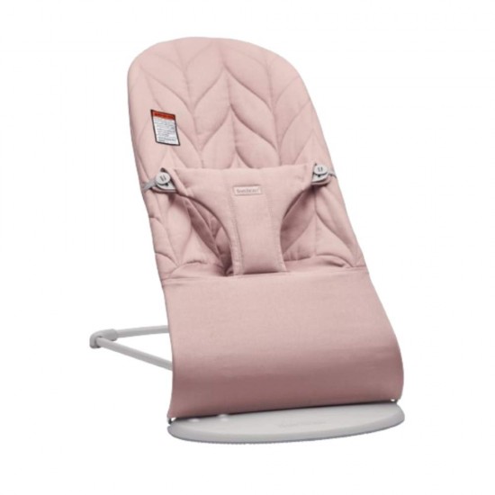 Balansoar bebelusi Bliss BabyBjorn Dusty Pink cu aspect delicat de petala, tesatura matlasata si bara de jucarii inclusa