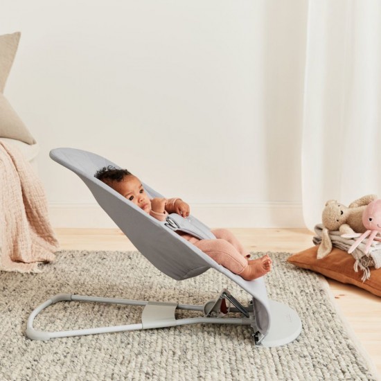 Balansoar copii BabyBjorn Bliss Light Grey din tesatura matlasata cu aspect delicat de petala