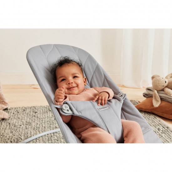 Balansoar copii BabyBjorn Bliss Light Grey din tesatura matlasata cu aspect delicat de petala