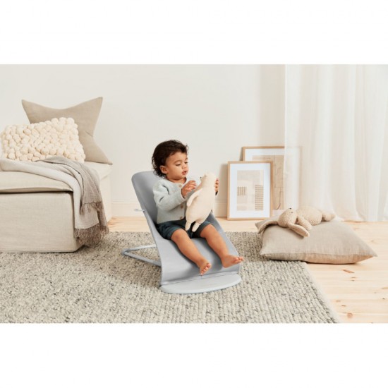 Balansoar copii BabyBjorn Bliss Light Grey din tesatura matlasata cu aspect delicat de petala