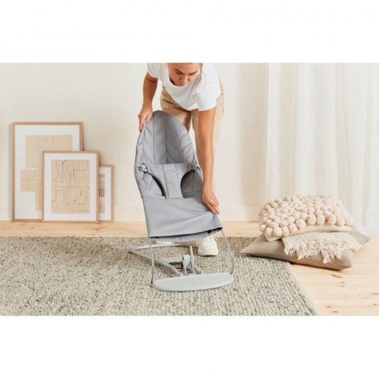 Balansoar copii BabyBjorn Bliss Light Grey din tesatura matlasata cu aspect delicat de petala