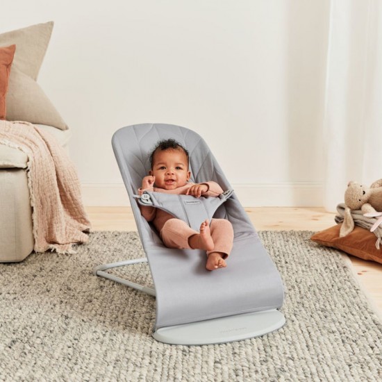 Balansoar copii BabyBjorn Bliss Light Grey din tesatura matlasata cu aspect delicat de petala