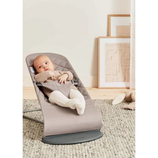 Balansoar Bliss Sand Grey BabyBjorn din tesatura matlasata cu aspect Clasic si bara de jucarii inclusa