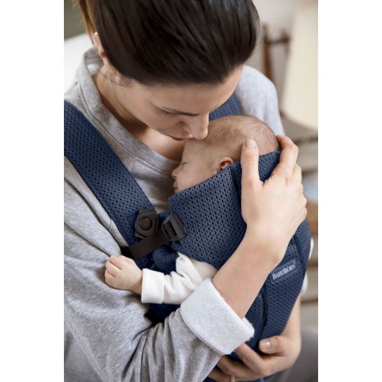 Marsupiu anatomic cu multiple pozitii de purtare BabyBjorn Mini Navy Blue 3D Mesh 