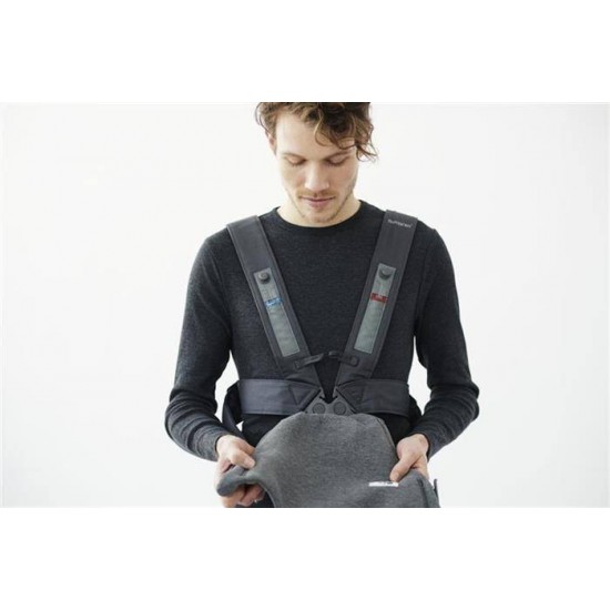 Marsupiu anatomic BabyBjorn Mini cu pozitii multiple de purtare Dark Grey 3D Jersey