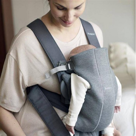 Marsupiu anatomic BabyBjorn Mini cu pozitii multiple de purtare Dark Grey 3D Jersey