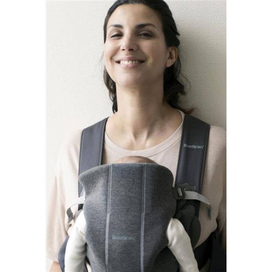 Marsupiu anatomic BabyBjorn Mini cu pozitii multiple de purtare Dark Grey 3D Jersey