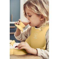 Set hranire pentru bebe BabyBjorn - Farfurie, lingurita, furculita, pahar si bavetica Powder Yellow