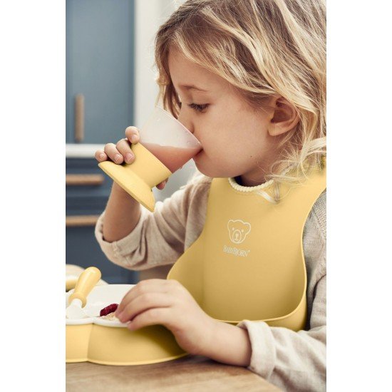 Set hranire pentru bebe BabyBjorn - Farfurie, lingurita, furculita, pahar si bavetica Powder Yellow