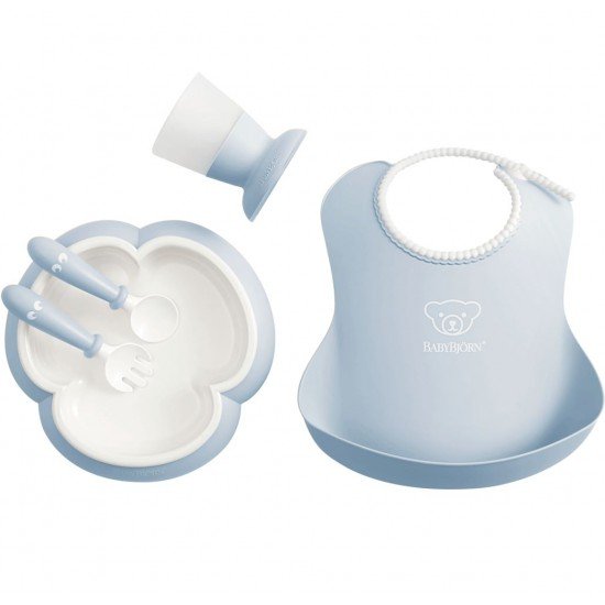 Set hranire pentru bebe BabyBjorn - Farfurie, lingurita, furculita, pahar si bavetica Powder Blue