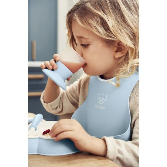 Set hranire pentru bebe BabyBjorn - Farfurie, lingurita, furculita, pahar si bavetica Powder Blue