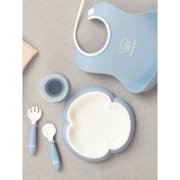 Set hranire pentru bebe BabyBjorn - Farfurie, lingurita, furculita, pahar si bavetica Powder Blue