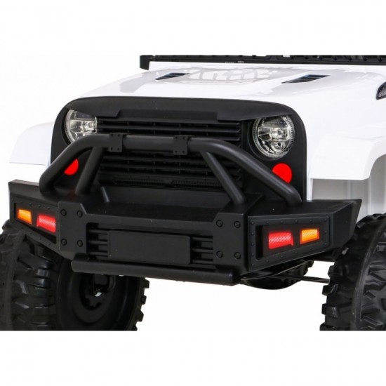 Masinuta electrica cu telecomanda Jeep Dark Night, roti EVA, scaun tapitat, 100x67x59 cm, putere 70W - Alb Masinuta electrica cu telecomanda Jeep Dark Night, roti EVA, scaun tapitat, 100x67x59 cm, putere 70W - Alb
