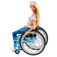 Papusa Barbie Fashionistas in scaun cu rotile si rampa