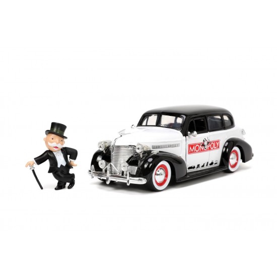 Set masinuta metalica Chevrolet Master Deluxe 1939 scara 1:24 cu figurina Mr. Monopoly