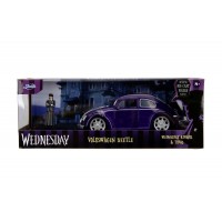 Set masinuta metalica Volkswagen Beetle 1:24 si figurina metalica Wednesday 7 cm