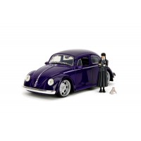 Set masinuta metalica Volkswagen Beetle 1:24 si figurina metalica Wednesday 7 cm