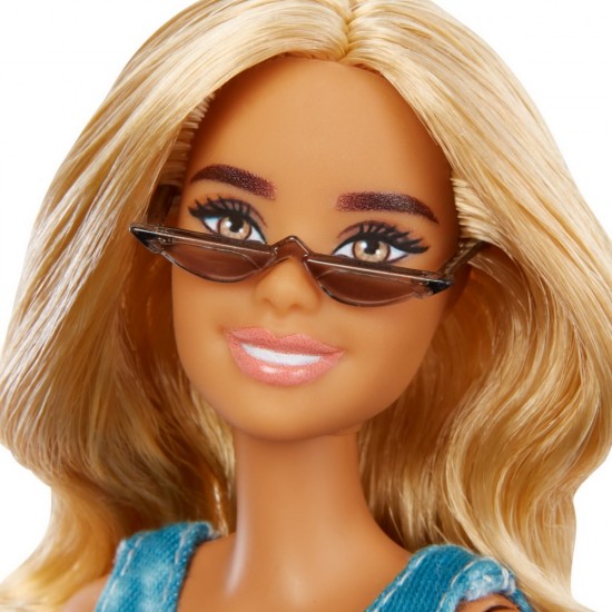 Papusa Barbie Fashionistas blonda cu tinuta casual albastra si ochelari de soare