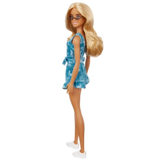 Papusa Barbie Fashionistas blonda cu tinuta casual albastra si ochelari de soare