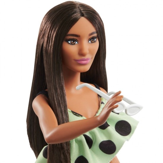 Papusa Barbie Fashionistas bruneta cu salopeta verde