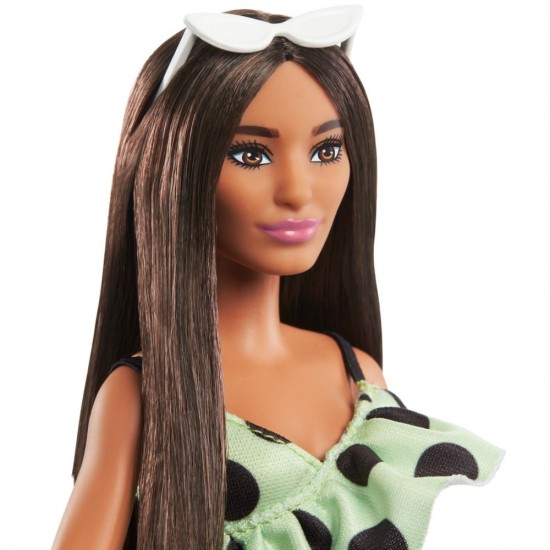 Papusa Barbie Fashionistas bruneta cu salopeta verde