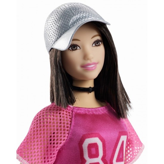 Papusa Barbie Fashionistas bruneta cu tinuta de schimb