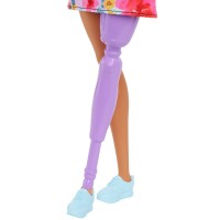 Papusa Barbie Fashionista cu par roz si picior protetic