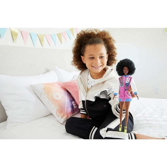 Papusa Barbie Fashionistas cu parul afro si jacheta lila