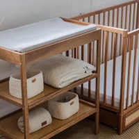 Masa infasat pentru bebelusi din lemn masiv Vintage 76 x 44 x 86 cm cu 2 rafturi depozitare si saltea din spuma cu husa detasabila Woodies 40 x 70 cm