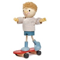 Figurina din lemn - Edward cu skateboard