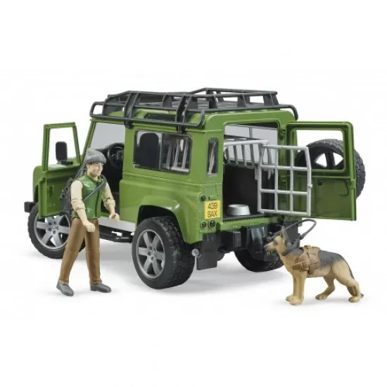 Masina de teren Land Rover Defender cu padurar si caine Masina de teren Land Rover Defender cu padurar si caine