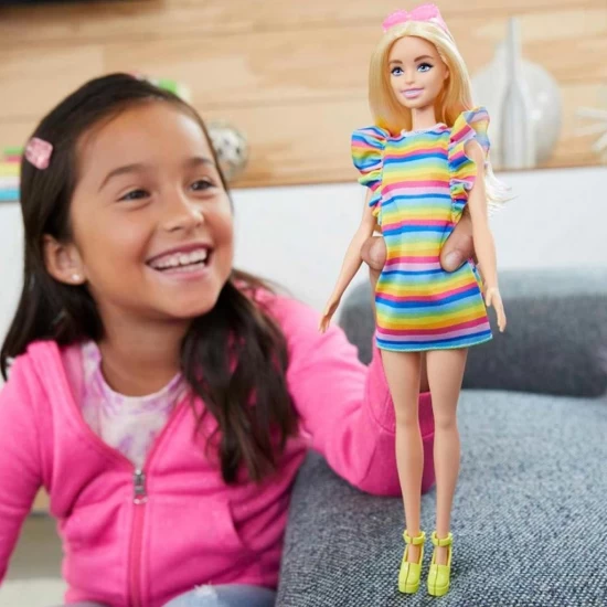 Papusa Barbie Fashionistas blonda cu aparat dentar Papusa Barbie Fashionistas blonda cu aparat dentar