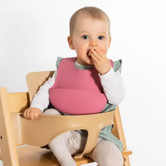 Bavetica din silicon moale cu buzunar colector pentru bebelusi, reglabila, roz, Reer Eat`n Tidy Bavetica din silicon moale cu buzunar colector pentru bebelusi, reglabila, roz, Reer Eat`n Tidy