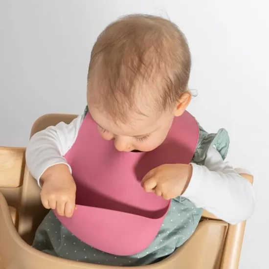 Bavetica din silicon moale cu buzunar colector pentru bebelusi, reglabila, roz, Reer Eat`n Tidy Bavetica din silicon moale cu buzunar colector pentru bebelusi, reglabila, roz, Reer Eat`n Tidy