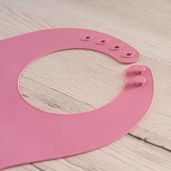 Bavetica din silicon moale cu buzunar colector pentru bebelusi, reglabila, roz, Reer Eat`n Tidy Bavetica din silicon moale cu buzunar colector pentru bebelusi, reglabila, roz, Reer Eat`n Tidy