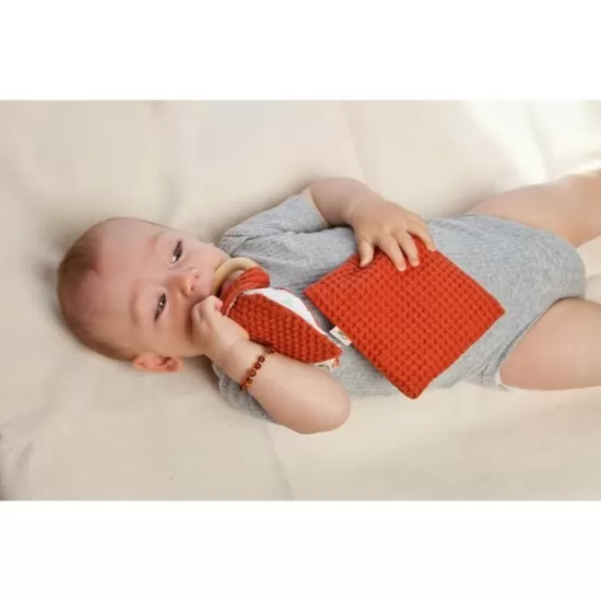 Jucarie organica cu inel de prindere din lemn si urechi din material textil, caramiziu, Gruenspecht 696-V2 Jucarie organica cu inel de prindere din lemn si urechi din material textil, caramiziu, Gruenspecht 696-V2