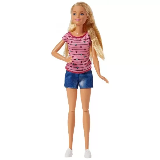 Papusa Barbie si un caine cu pui nou-nascuti