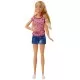 Papusa Barbie si un caine cu pui nou-nascuti