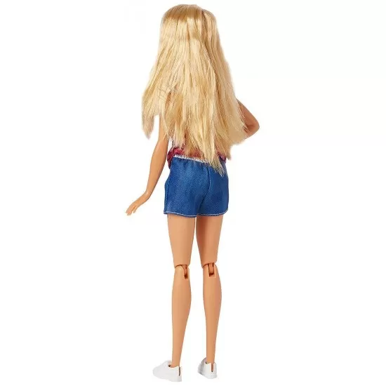 Papusa Barbie si un caine cu pui nou-nascuti