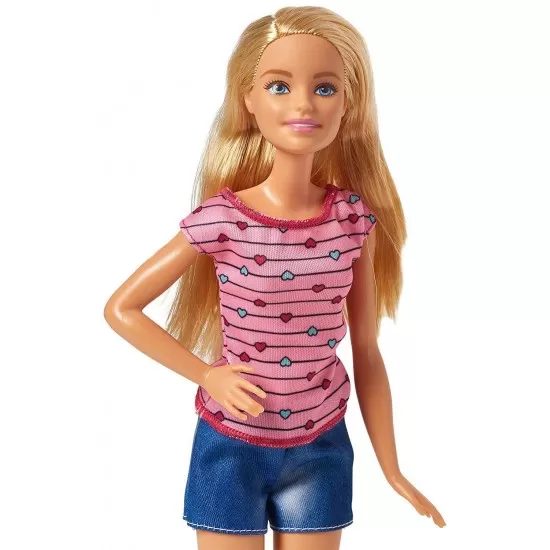 Papusa Barbie si un caine cu pui nou-nascuti